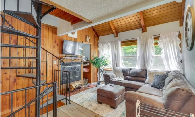 Basye Cabin | Pet-Friendly Shenandoah Valley Cabin w/Hot Tub, Pool & Lake Access, Near Bryce