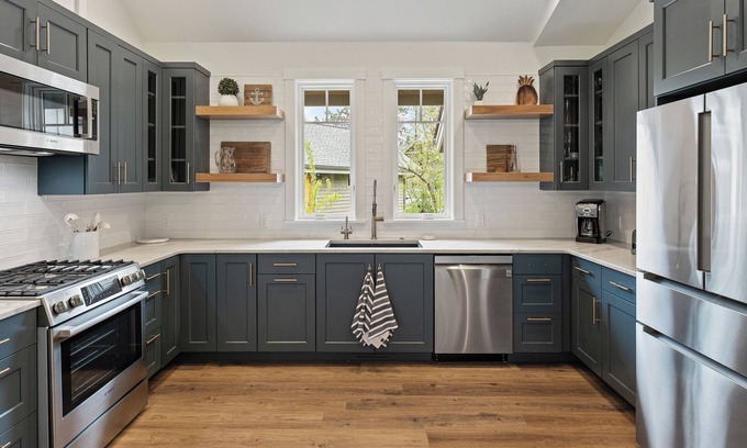 Dover Bay House | Pet Friendly, Sleeps 10 People, Private Hot Tub, High Speed WiFi & AC
