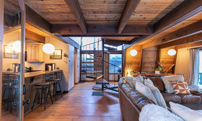 Talmont Cabin | Pet Friendly Tahoe City Winter Cabin