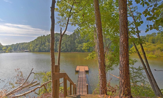 Toccoa House | Pet-Friendly Toccoa Home w/Deck + Lake Access!