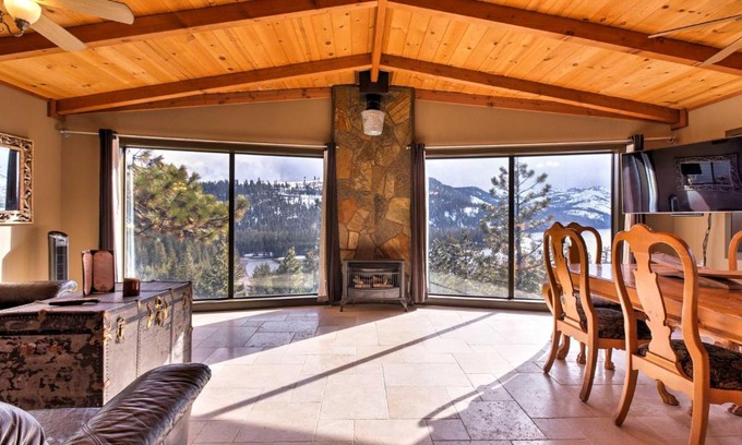 Truckee House | Pet-Friendly Truckee Home with Panoramic Lake Views!