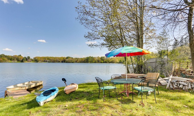 Lake Huntington Apartment | Pet-Friendly Vacation Rental w/ Kayaks & Rowboat!