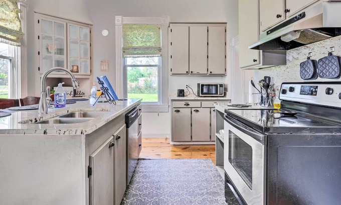 Purvis House | Pet-Friendly Vacation Rental w/Deck & Yard!