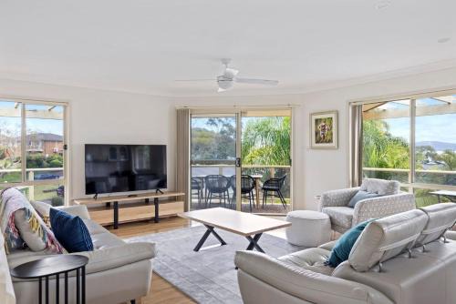 Corlette House | pet friendly - Views- Meters to the Beach & Anchorage Port Stephens