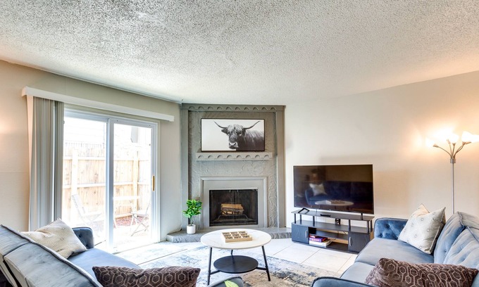 Central Oklahoma City Apartment | Pet-friendly Warr Acres Townhome w/ Fireplace
