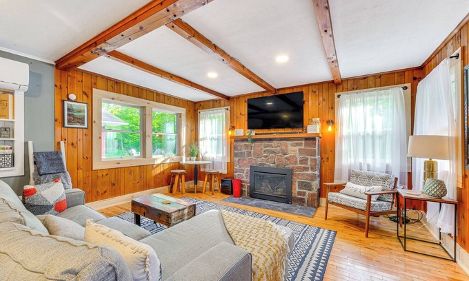Wilmington Cottage | Pet-friendly Wilmington Retreat w/Hot Tub!
