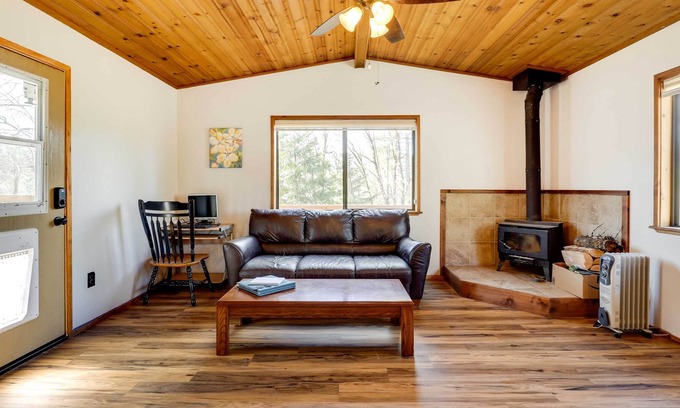 Middletown Cabin | Petite Chalet with Deck near Loch Lomond!