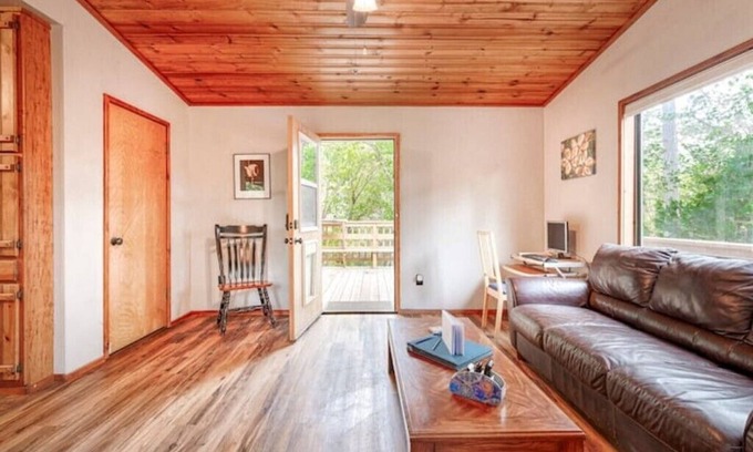 Middletown Cabin | Petite Chalet with deck near Loch Lomond!nn