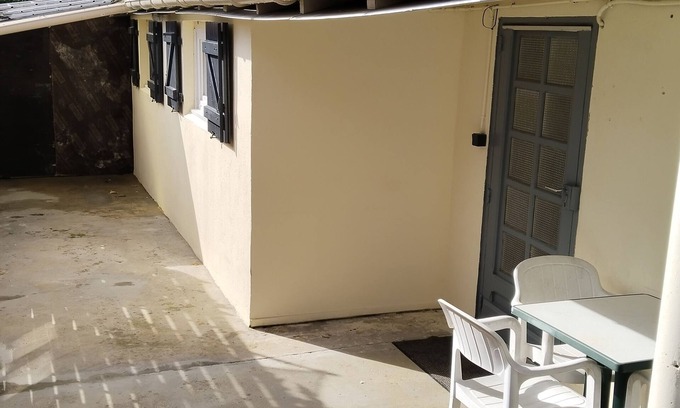Gargenville House | Petite Maison de 25 m Carré au Calme, Paisible. Derrière Cour des Propriétaires