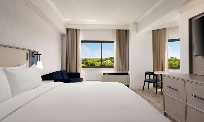 White Plains Hotel | Pets Allowed! King room with Pool and Free Airport Shuttle!