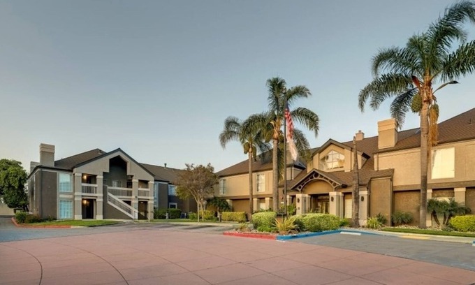 Sunnyvale Hotel | Pets are Allowed! Free Breakfast, Private Parking, Swimming Pool!