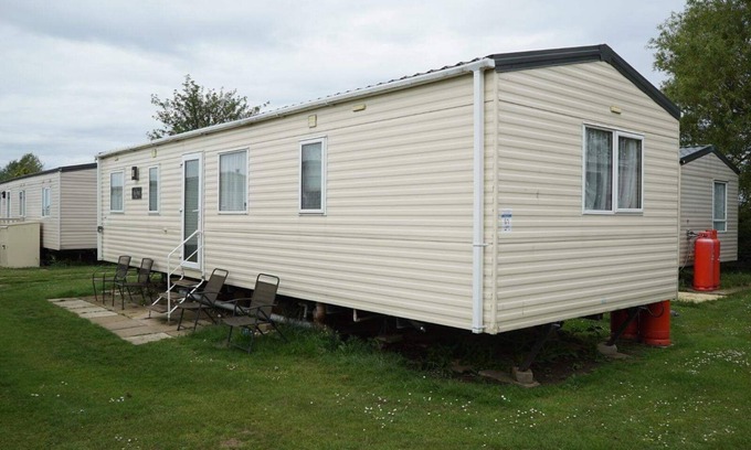 Heacham Ski Chalet | pets go free 3 bedroom caravan at heacham beach