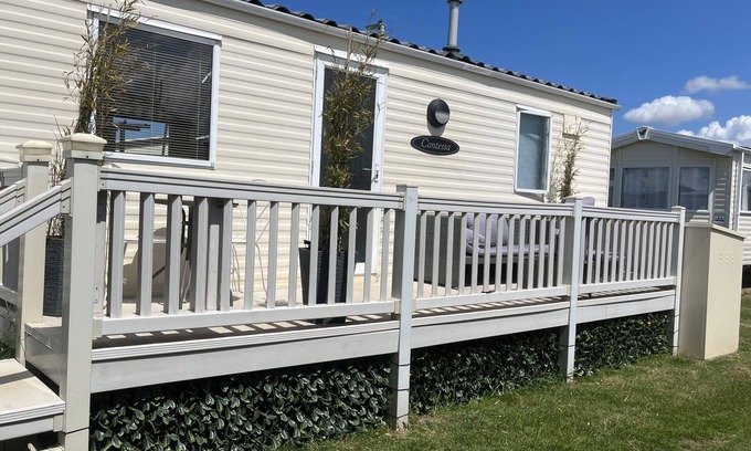 Heacham Ski Chalet | Pets Stay free 2 bedroom caravan at heacham beach