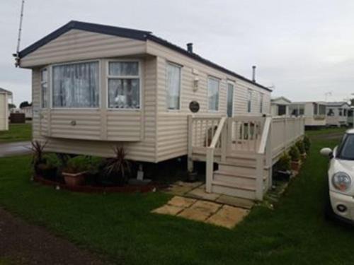 Heacham Ski Chalet | pets stay free 3 bedroom caravan at heacham beach