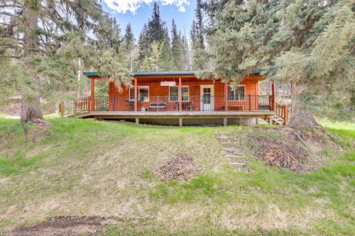 Deadwood House | Pets Welcome Cozy Cabin with Deck in Deadwood!