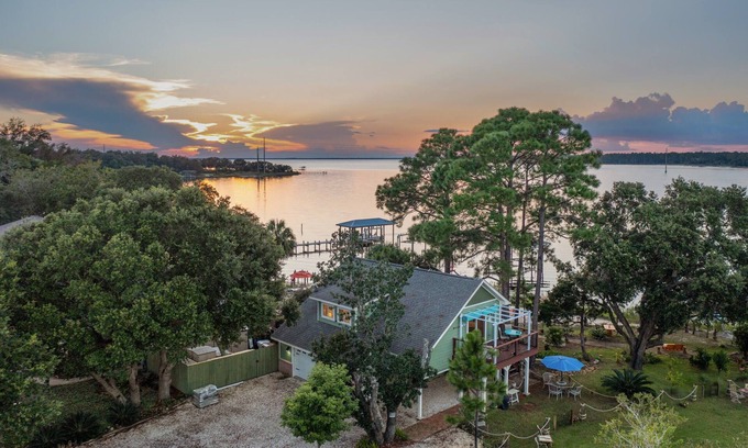 Navarre House | PETS WELCOME VERY QUIET on the Water of PNS Bay minutes from Navarre Beach