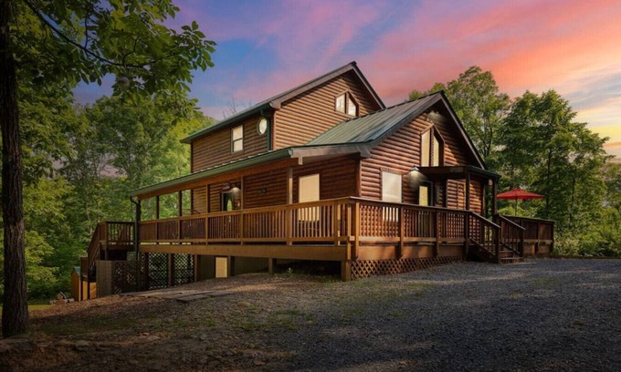 Luray Cabin | Pets? YES! 🐕 Hot Tub ★ Fire Pit ★ Pool Table ★ Steps to River Outfitters