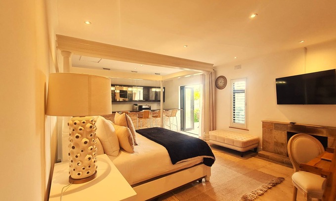 Lakeside Apartment | Petunia - Self-catering Queen Unit