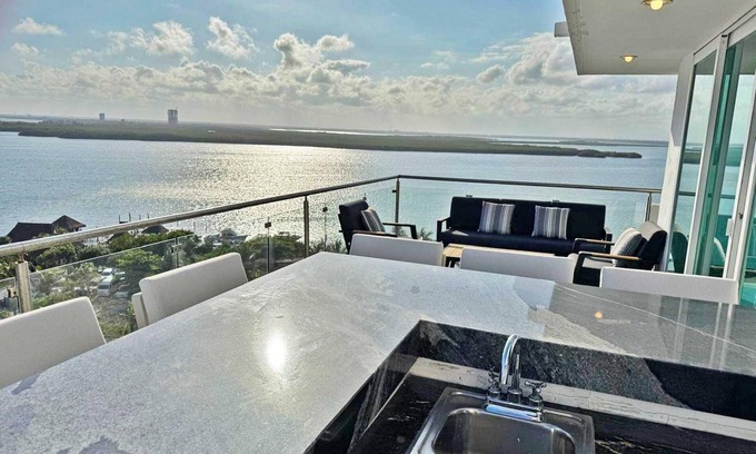 Zona Hotelera Condo | PH Combo #314: 8 BR/7bth - Beachfront - Hotel Zone on the Beach!