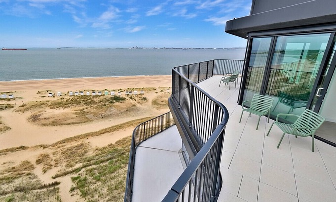 Breskens Apartment | Pharos Penthouse Sky