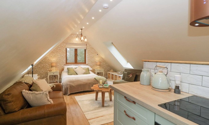 Old Gore Cottage | PHEASANTS RISE APARTMENT, pet friendly, with a garden in Ross-On-Wye