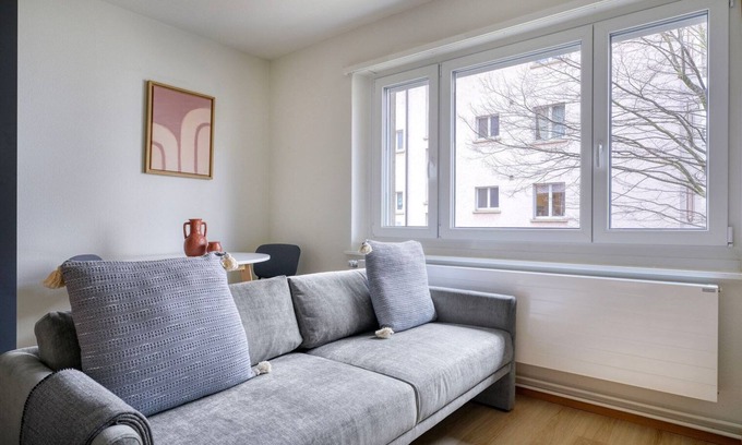 Alt-Wiedikon Apartment | Phenomenal Wiedikon Studio w/Shared W/D, 2 Min to Market, by Blueground