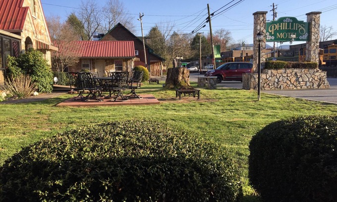 Robbinsville Hotel | Phillips Historic Motel & Cottages