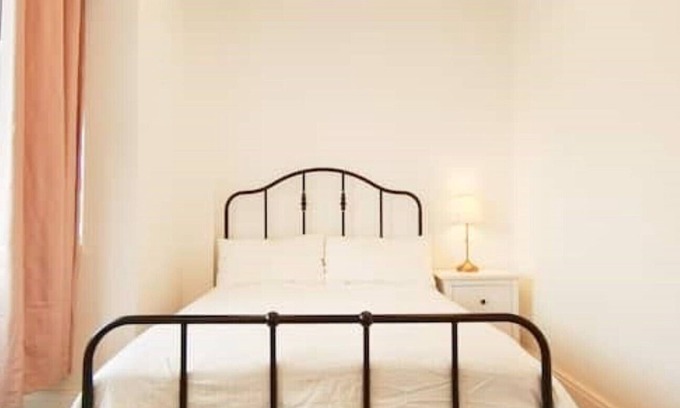 Carshalton Central Apartment | Phlox Garden Flat 2