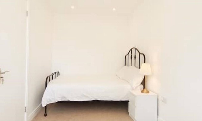 Carshalton Central Apartment | Phlox Garden Flat 3