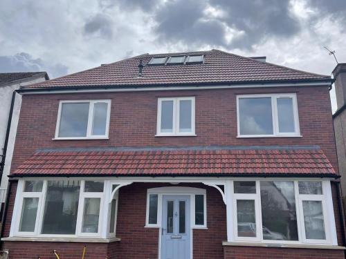 Carshalton Central Apartment | Phlox Garden