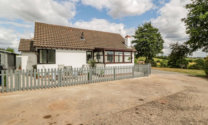 Ross-on-Wye Cottage | PHOCLE RIDGE, pet friendly, with hot tub in Ross-On-Wye
