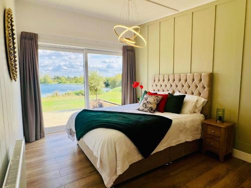 Hawton House | Phoenix Lodge - Luxury 2 ensuite bedrooms, lakeside views