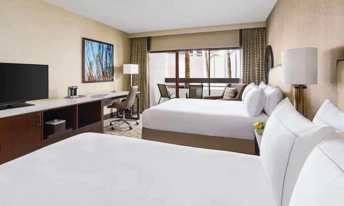 Phoenix Hotel | Phoenix Retreat w/Free Shuttle, Heated Pool Access & Hiking Options