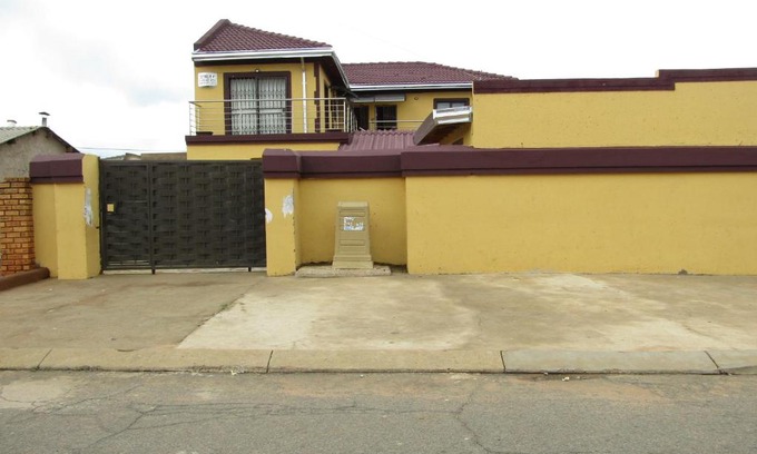 Greater Johannesburg Metropolitan Area House | Phomolong Guest House Soweto