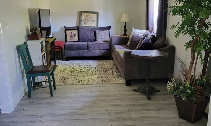 Green Forest Cottage | Pickens Place Cheerful, Cozy Cottage