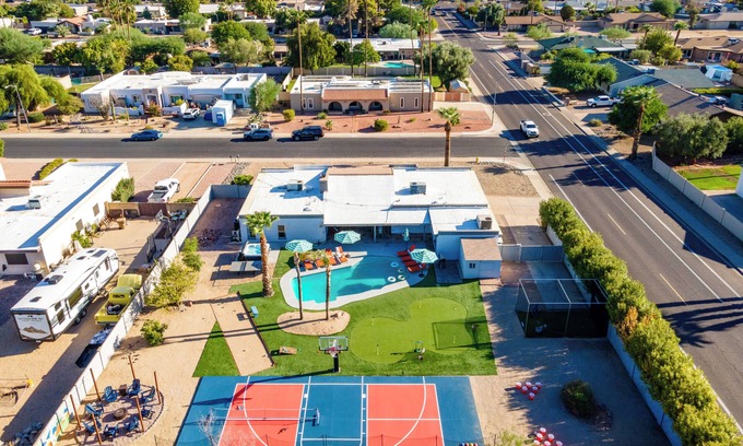 Thunderbird Desert Estates House | Pickleball, Pool, Arcade, Poker Table, Basketball, Bocce, & Golf | Fairway Oasis