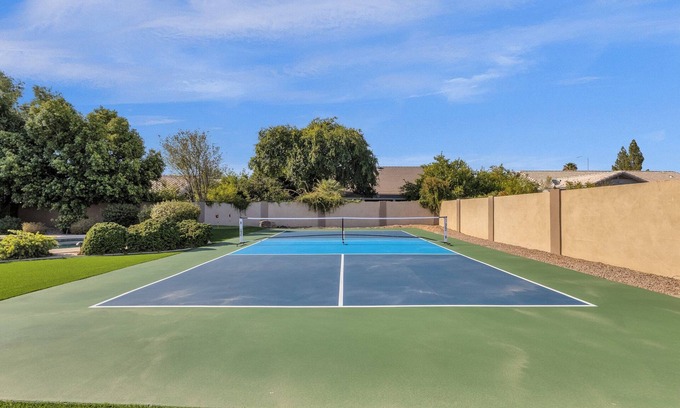 Mesa House | Pickleball, Pool, Hot tub, Firepit, Mini-putt, 5 BRs, Sleeps up to 15! Luxury