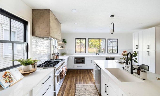 Old Northside House | PickleBallCt/HotTub/Walk to Bottleworks Retreat