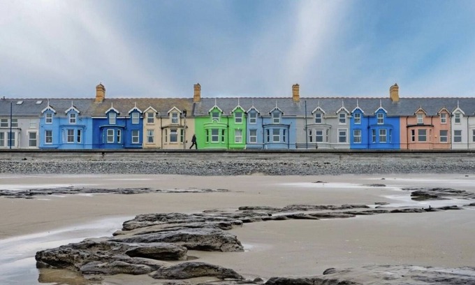 Borth House | Picton House, Borth. Luxury 7 Bedroom Beachfront Home. Sleeps 14