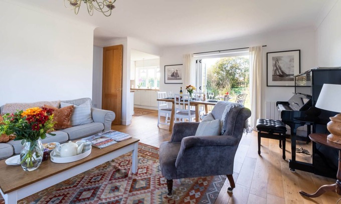 New Forest District Cottage | Picture perfect cottage 30 minute walk from wild beach or 10 minutes walk to pub