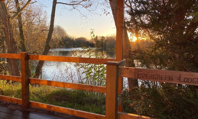 Arnold Cabin | Picture Perfect Lodge at Kingfisher Lakes | Stunning Lake Views & Fab Hot Tub |