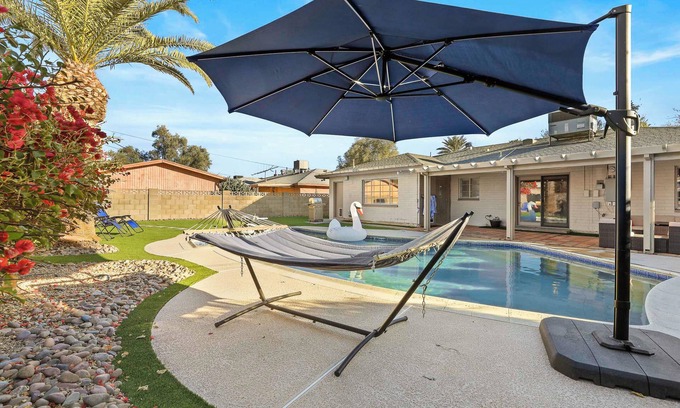 Village Grove House | Picture-Perfect Home! Heart of Scottsdale! Sleeps 8-10 4beds/2bath/pool/studio
