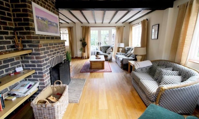 Lingfield House | Picturesque and Idyllic 4 Bedroom Cottage Newchapel