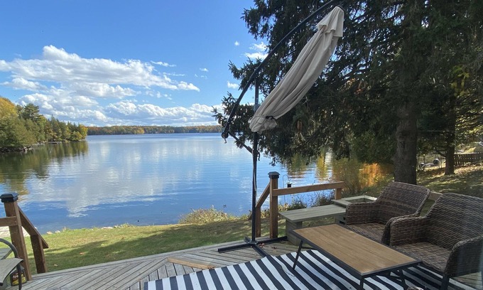Rideau Lakes Cottage | Picturesque waterfront cottage on beautiful bay, close to Westport