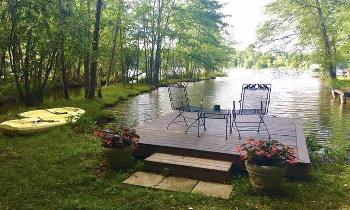 Inman House | Picturesque cottage on Lake Bowen! Kayaks, Dock, Firepit, Deck, Privacy
