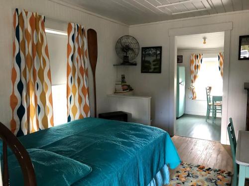 Braden River House | Picturesque Vintage Cabin with Lake Views in Florida
