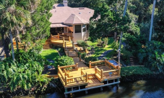 Riverhaven Village House | Piece of Heaven on the Homosassa river.fishing relaxing and dining with a boat l