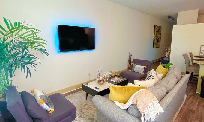 Lindridge-Martin Manor Apartment | Piedmont Rd Sunshine GetAway , Free parking, 1b/1b
