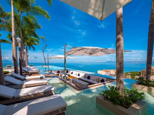 Romantic Zone House | PIER 57 - 610 2 BR & Best Sunset Rooftop in PV