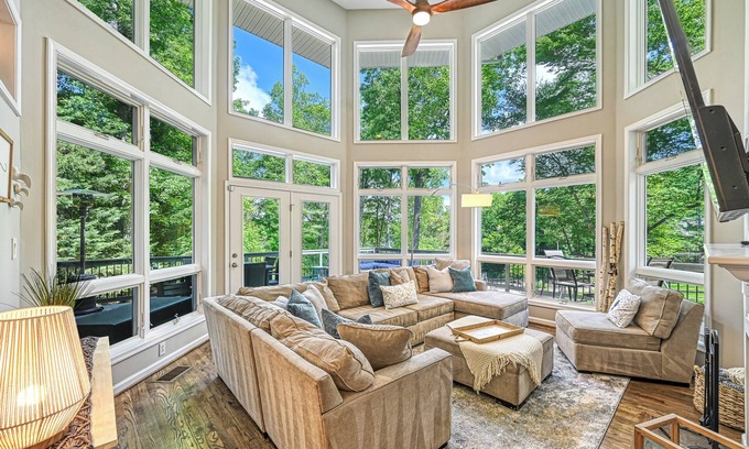 Livingston House | Pigeon Cove Hideaway: Gorgeous Lakefront Retreat